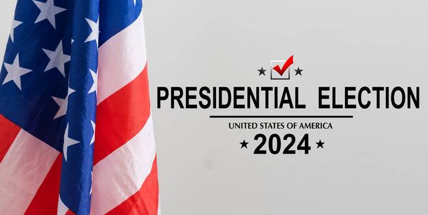 Eleição presidencial 2024 texto sobre um fundo com parte da bandeira americana. Vista superior. Foto de alta qualidade - Foto, Imagem
