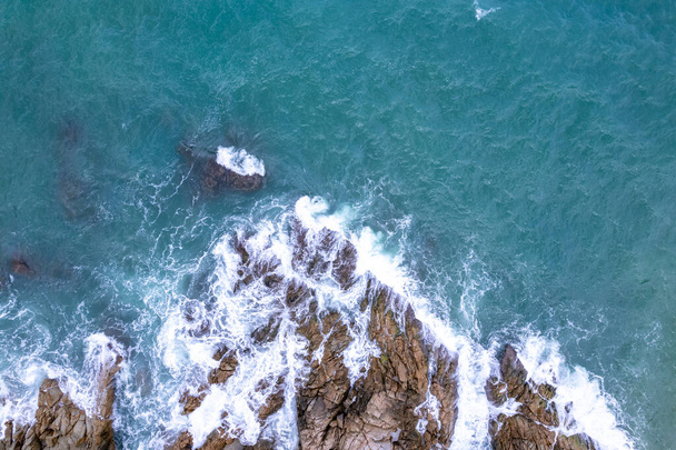 Vista aérea Drone tiro de olas estrellándose en la orilla del mar, fondo del mar - Foto, imagen