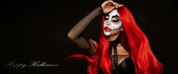 Mujer sexy en un maquillaje de Halloween y traje sobre fondo negro. Halloween maquillaje y vestuario concepto. - Foto, imagen