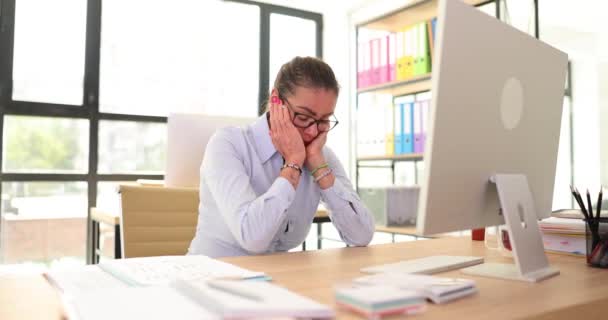 Vakava liiketoiminnan nainen työskentelee toimistossa työpöydän kanssa tietokoneen tunteita hermoromahdus ja odottaa tentti. Taloudellinen ahdistuneisuus johtaja masennus - Materiaali, video