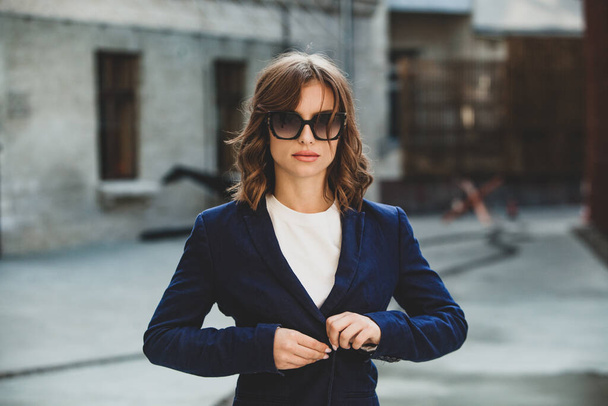 Porträt einer erfolgreichen Geschäftsfrau vor einem modernen Geschäftshaus. Junger Manager posiert draußen. Mitarbeiterin eines Büros. - Foto, Bild