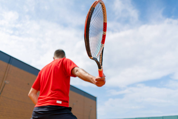 fiatal profi játékos edző szabadtéri teniszpálya gyakorlatok stroke ütő teniszlabda - Fotó, kép
