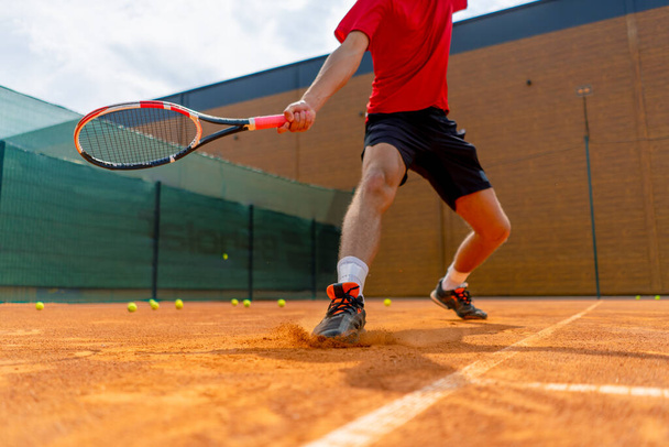lähikuva tennispelaajan tai kouluttajan jalka ulkona kentällä pöly nousee lähelle kenkää - Valokuva, kuva