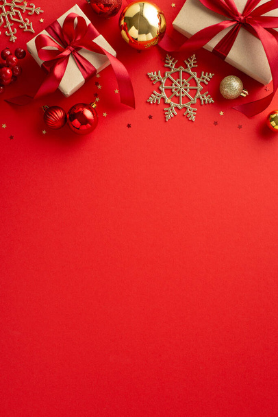 Läuten Sie das neue Jahr im großen Stil ein! Vertikales Foto von rustikalen Geschenkboxen mit roten Schleifen, schickem Baumschmuck, schimmerndem Schneeflockendekor, Konfetti und rotem Hintergrund für Ihren Text oder Ihre Anzeige - Foto, Bild