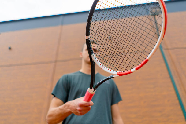 競技スポーツライフスタイルのために準備テニスコートのラケットでボールを打つクローズアップ若いテニス選手トレーナー - 写真・画像