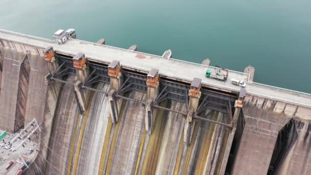 Mavi ve yeşil suyu olan hidroelektrik santrali. Bajina Bashta. Havadan. Yaz. Sırbistan. Drina Nehri.  - Video, Çekim