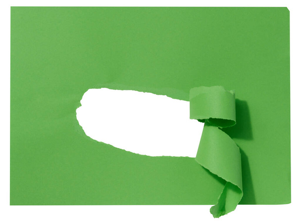 白い背景に穴があいた紙の緑のシート,スペースをコピーする - 写真・画像