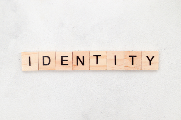 Vista superior de la palabra Identidad en bloque de letras de cubo de madera sobre fondo blanco. Concepto empresarial - Foto, Imagen
