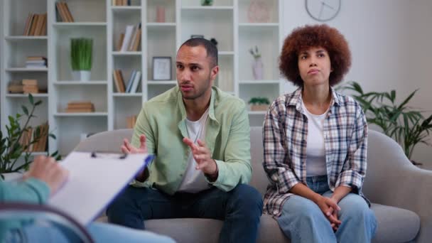 Mladí manželé afro-americké národnosti navštěvují rodinného odborníka na poradenství a podporu. Emocionální muž vypráví o problémech s manželkou, zatímco terapeut zaznamenává stížnosti na schránce. - Záběry, video