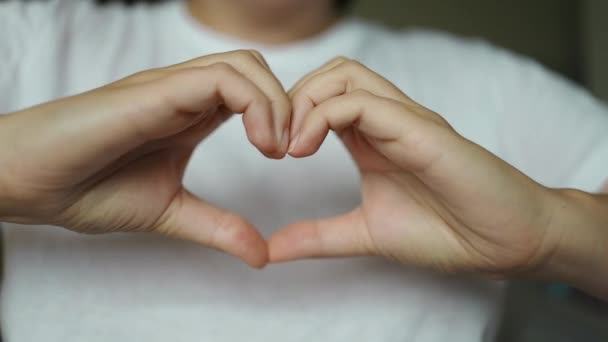 Sluit portretHart Valentijnsdag. Vrouw maken Liefde hart vorm van handen, het maken van hart gebaar met de vingers. Hoge kwaliteit FullHD beeldmateriaal - Video