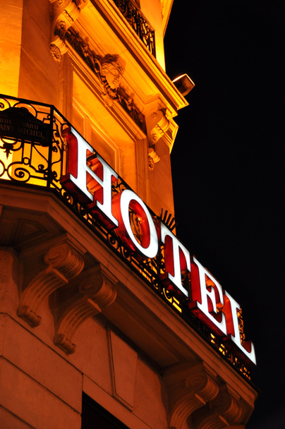 Hotel gevel bij nacht - Foto, afbeelding