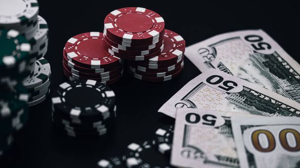 Stapel von Pokerchips für High-Stakes-Casinospiele - Foto, Bild