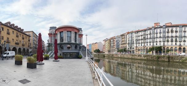 Bilbao España - 07 05 2021: Vista exterior al río Nervión, Mercado de la Ribera y otros edificios, Bilbao centro ciudad, España - Foto, Imagen