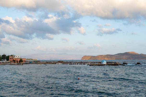 Красивая церковь Святого Дионисия Олийского на побережье в Галатасе, Крит, Греция - Фото, изображение