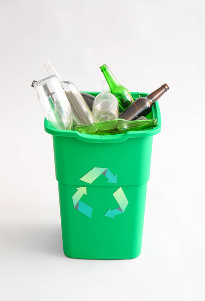 光を背景にガラス瓶でゴミのための容器。リサイクルコンセプト - 写真・画像