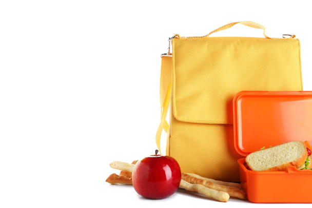 Tasche mit Lunchbox und Lebensmitteln isoliert auf weißem Hintergrund - Foto, Bild