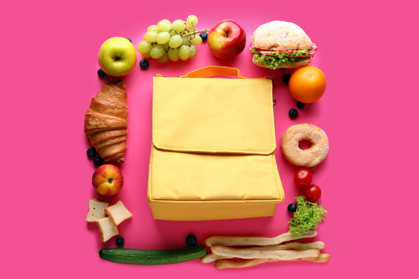 Ebédtáska különböző ízletes ételek rózsaszín háttér - Fotó, kép