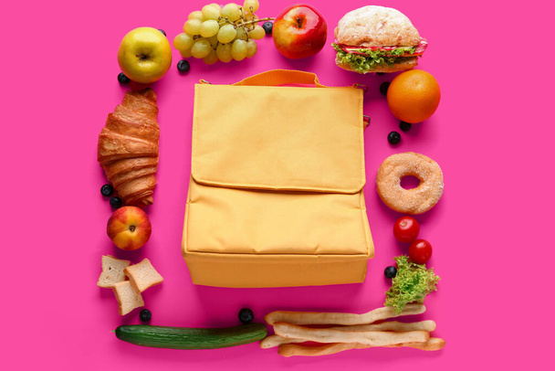 Saco de lancheira com comida saborosa diferente no fundo rosa - Foto, Imagem