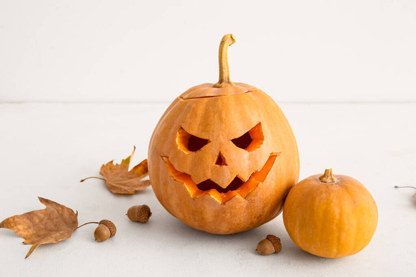 Kürbisse zu Halloween, Eicheln und Herbstblätter auf weißem Hintergrund - Foto, Bild