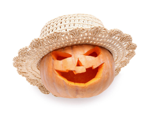 Gesneden pompoen voor Halloween met stijlvolle hoed op witte achtergrond - Foto, afbeelding