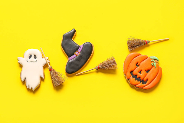 Halloween koostumus luudat, kurpitsa, aave ja noita hattu keltaisella pohjalla - Valokuva, kuva