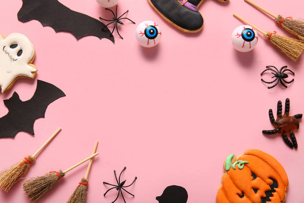 Telaio realizzato con decorazioni di Halloween su sfondo rosa - Foto, immagini