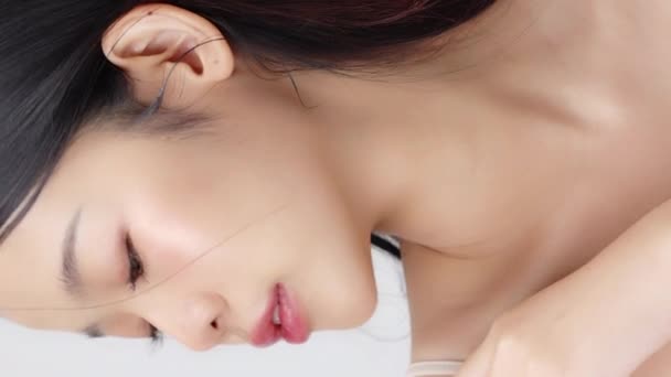 Close up face of young beautiful young Asian woman with healthy and fresh skin. Vertical beauty footage. - Footage, Video