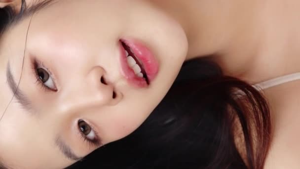 Close up face of young beautiful young Asian woman with healthy and fresh skin. Vertical beauty footage. - Footage, Video
