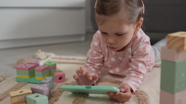 Девочка играет в видеоигру на смартфоне мобильного телефона - Кадры, видео
