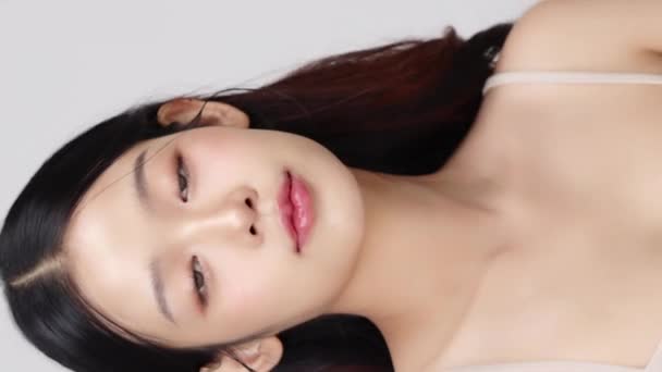Közelkép fiatal gyönyörű fiatal ázsiai nő egészséges és friss bőr. Függőleges szépségfelvételek. - Felvétel, videó