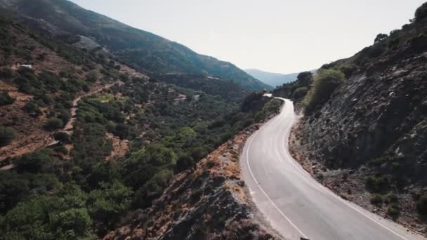 Górska droga przez kanion Topolia Gorge, widok z lotu ptaka, Grecja. Wysokiej jakości materiał 4k - Materiał filmowy, wideo
