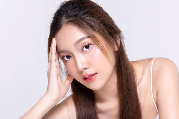 Kaunis nuori aasialainen nainen, jolla on terve ja täydellinen iho eristetyllä valkoisella taustalla. Kasvojen ja ihon hoito käsite kaupallisessa mainonnassa. - Valokuva, kuva