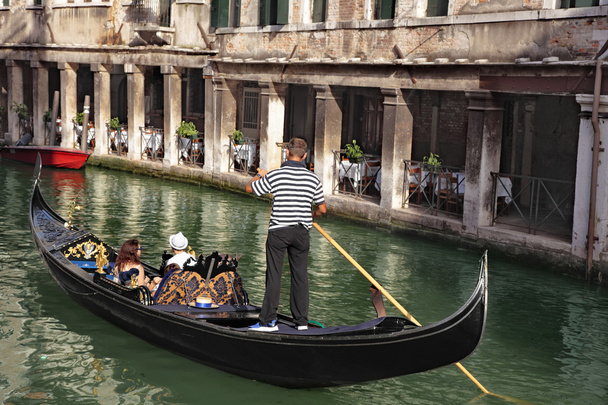 Gondola ja ravintola Venetsiassa
 - Valokuva, kuva