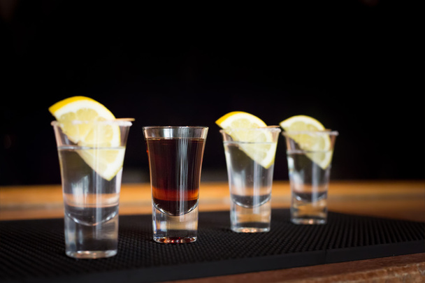 Brandy und drei Tequila-Shots mit Zitrone - Foto, Bild