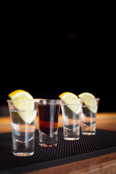 Brandy und drei Tequila-Shots mit Zitrone - Foto, Bild