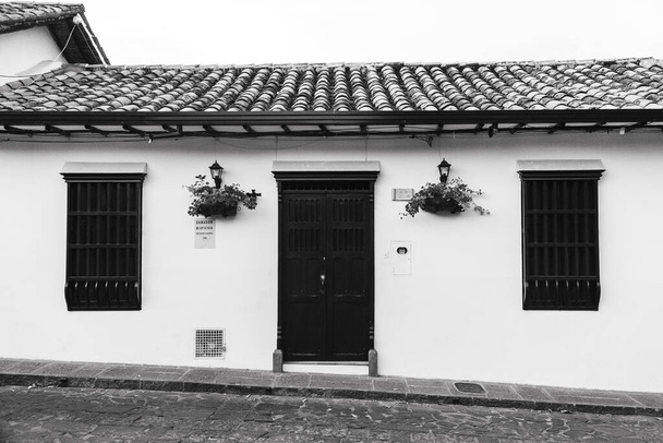 Giron, Santander, Kolumbia. 20 lutego 2023: Architektura kolonialna domów w gminie Giron. - Zdjęcie, obraz