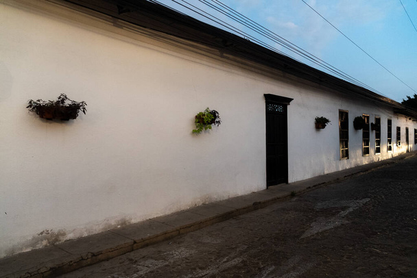Giron, Santander, Colombia. 20 februari 2023: Koloniale architectuur van de huizen in de gemeente Giron. - Foto, afbeelding