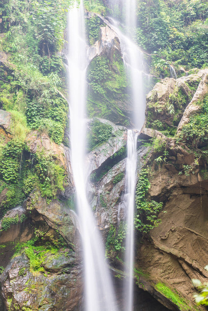 Wodospad Mork Fa, Tajlandia. - Zdjęcie, obraz
