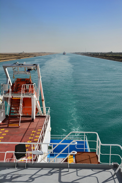 Schip vaart door het Suezkanaal. Egypte - Foto, afbeelding