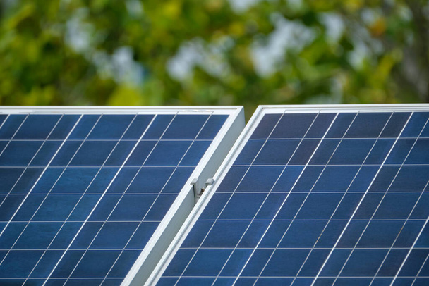 Temiz elektrik enerjisi üretmek için güneş fotovoltaik panelleri olan sürdürülebilir elektrik santrali. Sıfır emisyon kavramı ile yenilenebilir elektrik. - Fotoğraf, Görsel