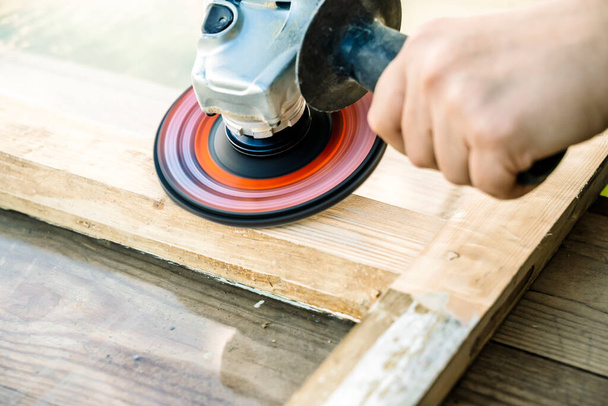 Carpintero trabaja con madera en el taller. Pequeña empresa, producción, concepto artesanal. Foto de alta calidad - Foto, imagen
