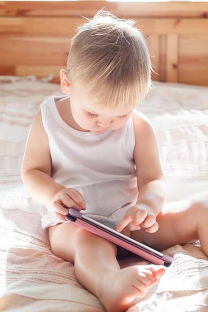 Baby with tablet PC - 写真・画像