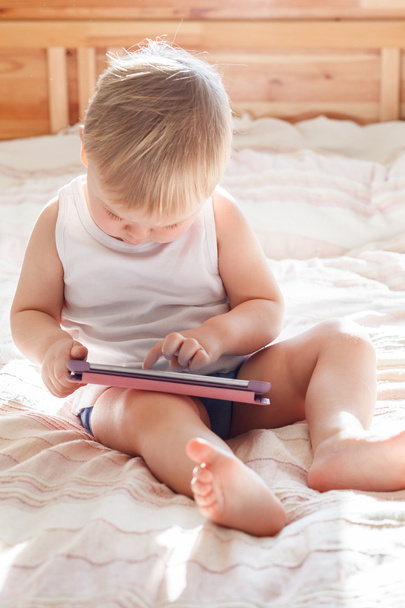 Baby with tablet PC - Foto, Bild