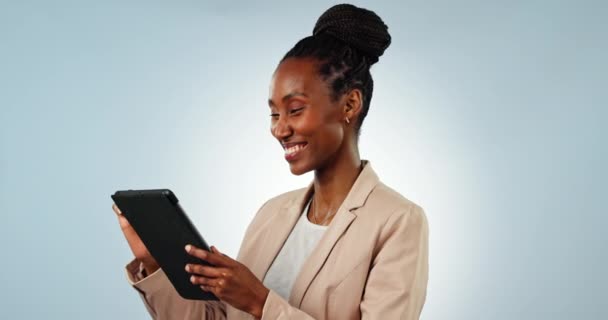 Щаслива чорна жінка, бізнес і планшет в дослідженнях або соціальних мережах спілкування на фоні студії. Африканська жінка або співробітник посміхається про технології в мережах, пошуку або онлайн-додатку. - Кадри, відео