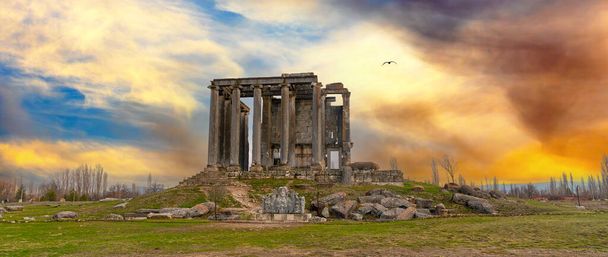 Древний город Айзаной и храм Зевса в авдархисаре - Фото, изображение