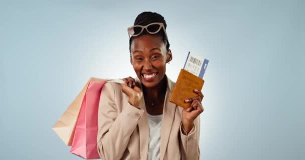 Boldog fekete nő, bevásárló táska és útlevél utazáshoz repülőjeggyel, stúdió háttérrel. Portré izgatott afrikai női személy vagy vásárló beszállókártyával, dokumentumok és foglalkozik. - Felvétel, videó
