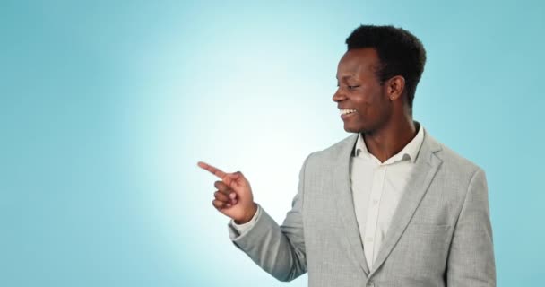 Homem negro, apontando e anunciando em apresentação para negócios com informações ou notícias, alto-falante e sorriso no fundo azul. Retrato, espaço de maquete e anúncio de lançamento com ideias corporativas em estúdio. - Filmagem, Vídeo
