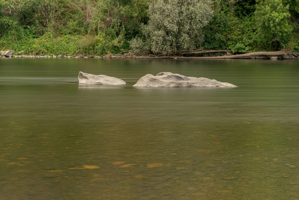 Rauhallisia kiviä rauhallisissa vesissä - Valokuva, kuva
