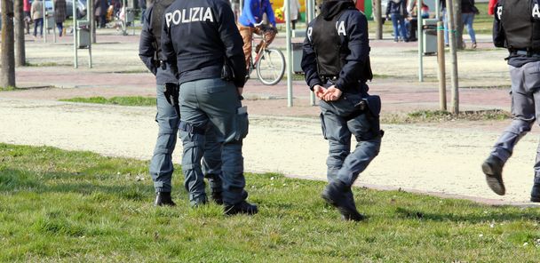 Italienische Polizei patrouilliert im Park auf der Suche nach Drogendealern - Foto, Bild