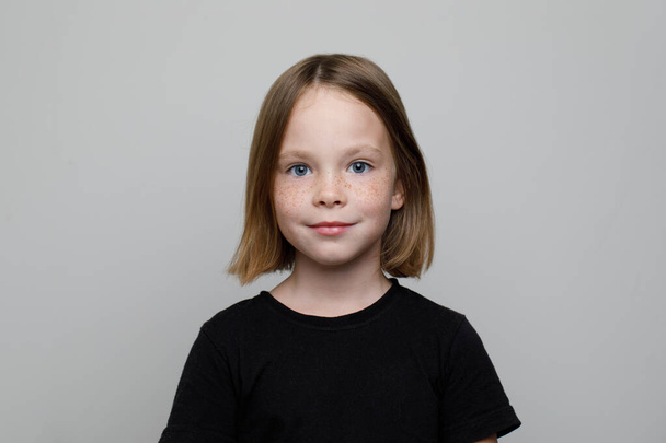 Щаслива мила дитина з зачіскою боб, портрет моди - Фото, зображення